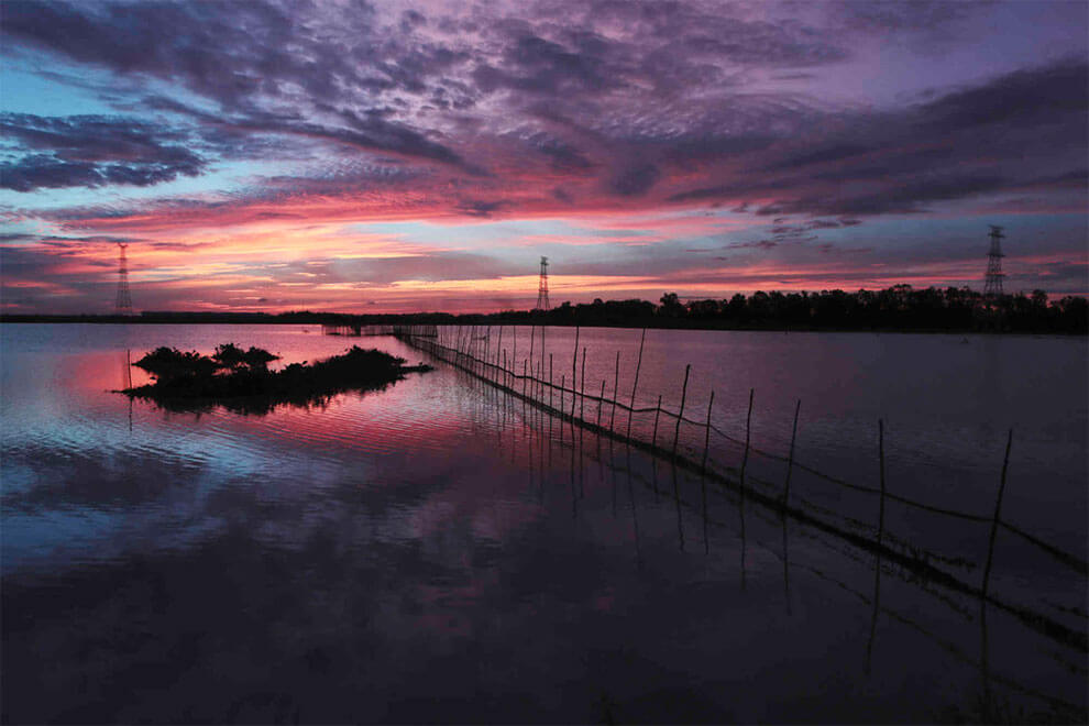 طلوع خورشید در دریاچه (Photo by Heng Sinith/AP Photo)