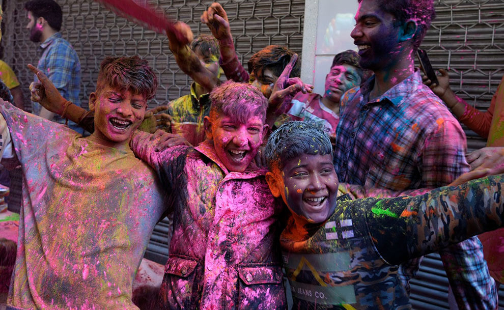 کودکان در ۷ مارس ۲۰۲۳ هولی را در جامو هند جشن می‌گیرند.