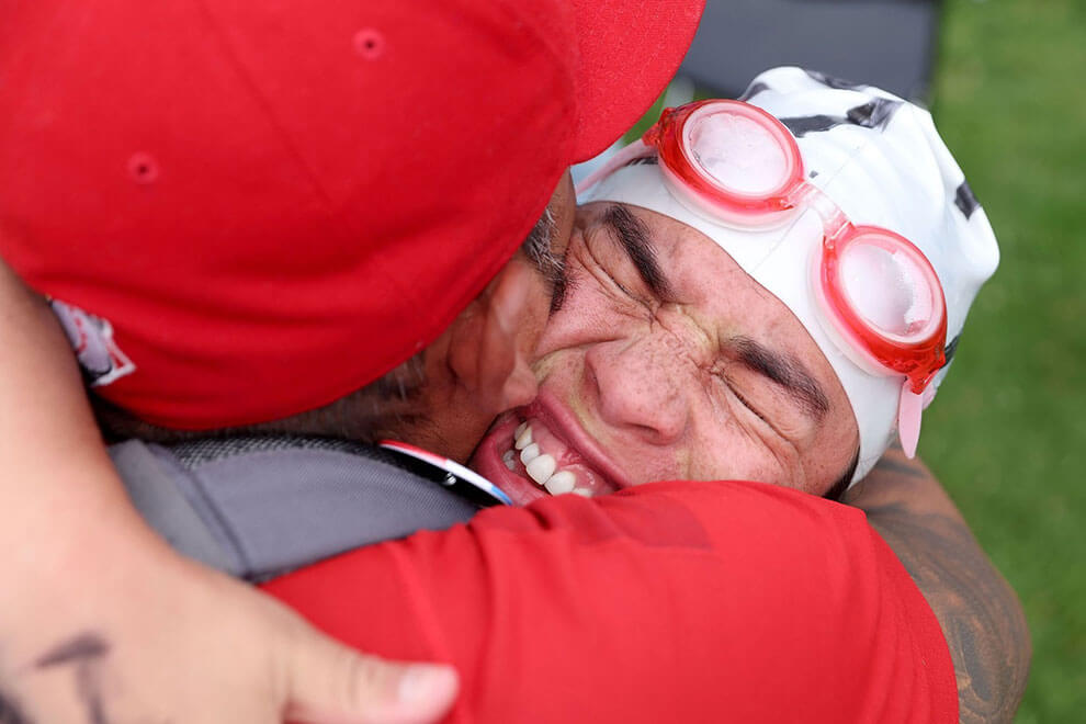 Teresita Santander از مکزیک پس از شرکت در مسابقات شنای ۱۵۰۰ متری Unified Sports در آب‌های آزاد در بازی‌های جهانی المپیک ویژه برلین ۲۰۲۳ در Regattastrecke Grünau در ۱۹ ژوئن ۲۰۲۳ در برلین، آلمان واکنش نشان می‌دهد.