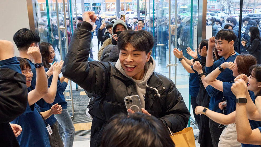 Apple team members welcome customers at the grand opening of Apple Hongdae, Apple’s 100th retail location in the Asia-Pacific region.