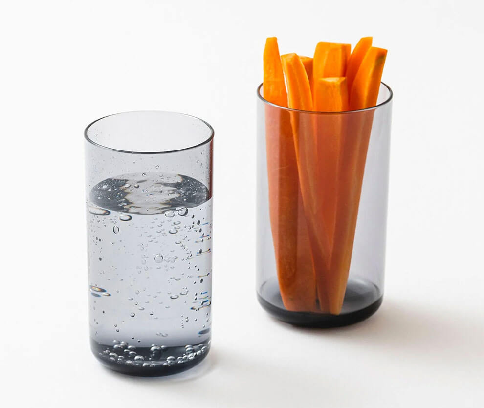 شما می‌توانید با فنجان وارونه منحصر به فرد، میزان مصرف آب خود را افزایش دهید. این ظروف نوشیدنی ۲ در ۱ خیره کننده را می‌توان به عنوان جفت لیوان استفاده کرد تا شما و شخص خاصتان از نوشیدنی‌های مورد علاقه خود با هم لذت ببرید!