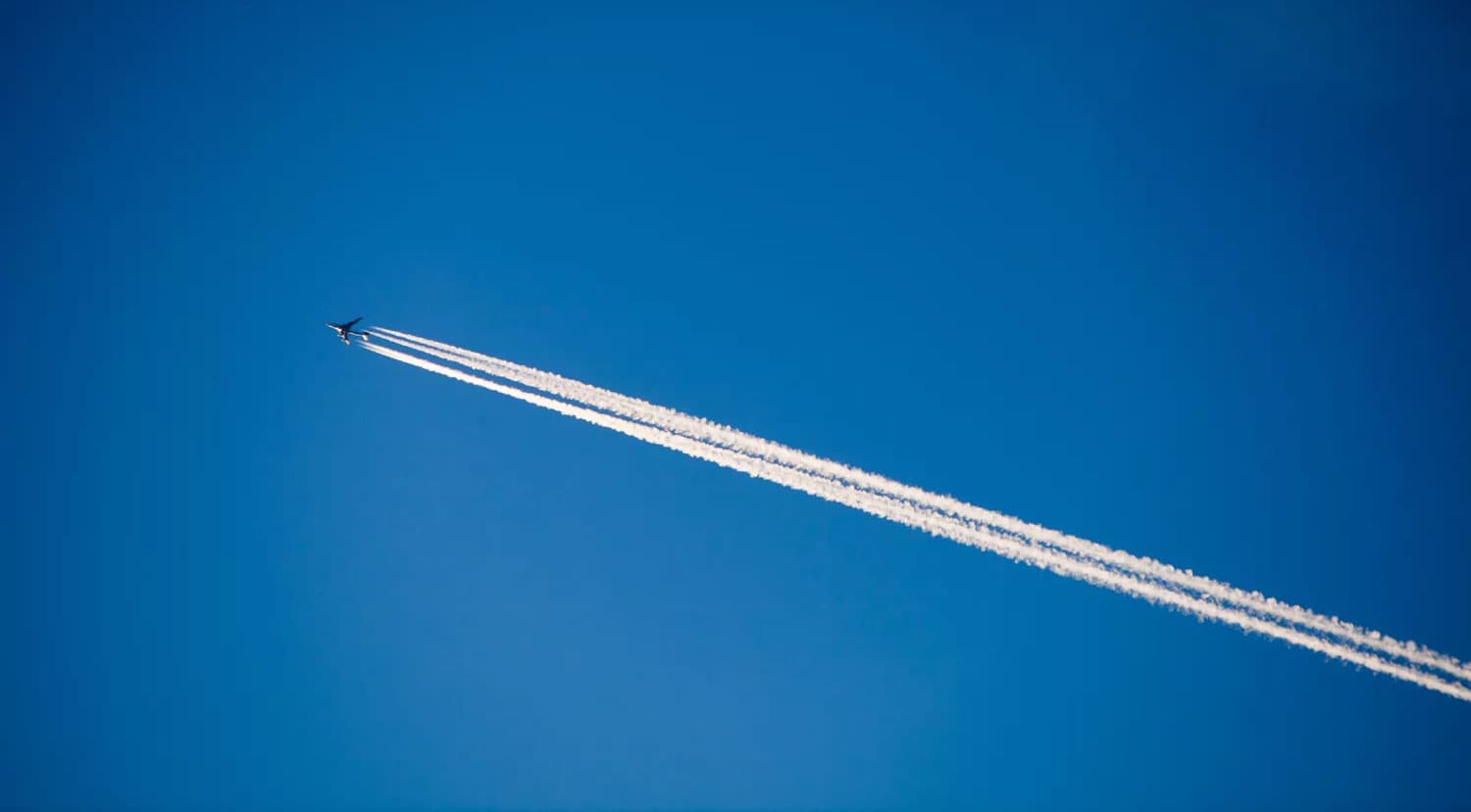 خطوط سفید پشت هواپیماها در آسمان چه هستند؟