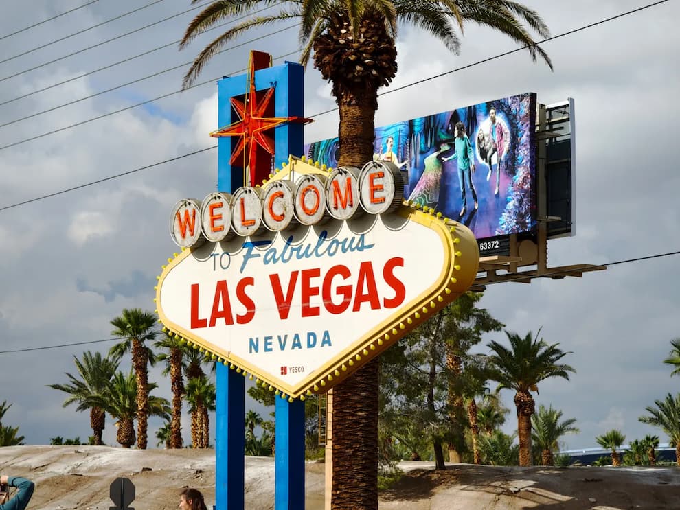 Poco-F8-Ultra-camera-samples-Vegas-sign