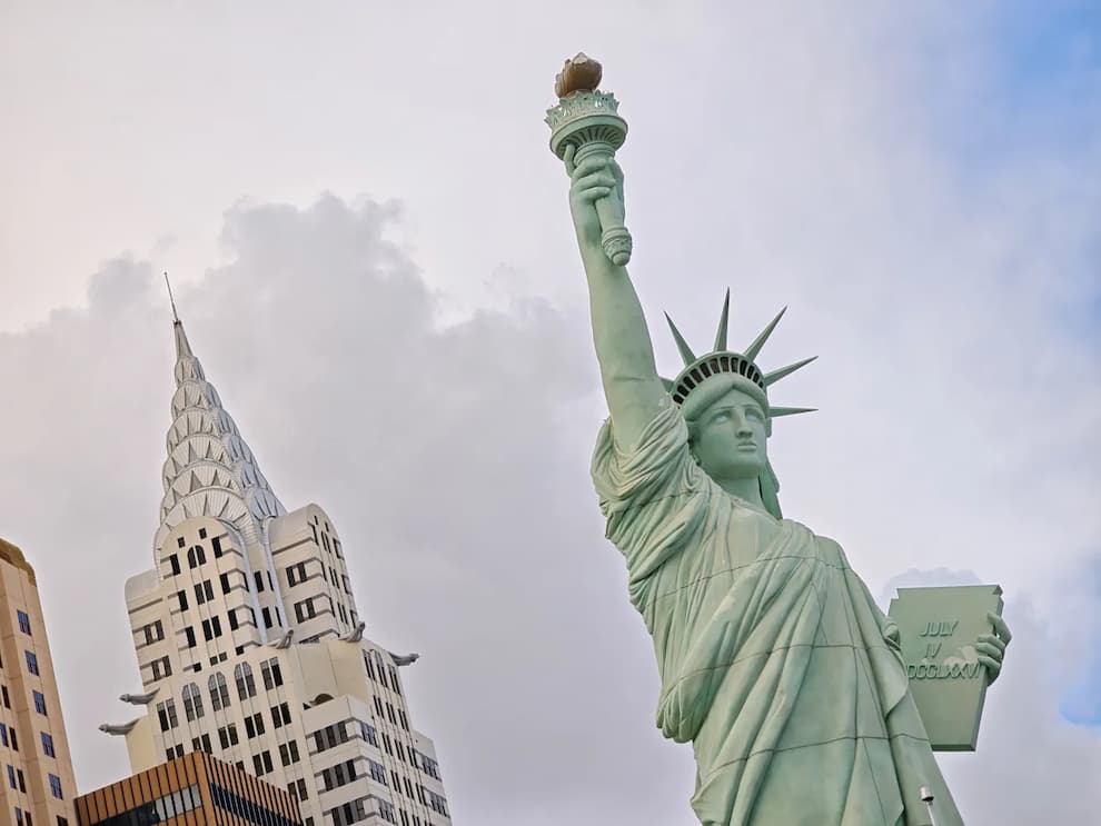 Poco-F8-Ultra-camera-samples-statue